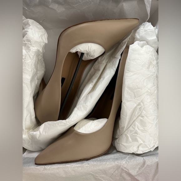 BCBGMAXAZRIA Women's Nova Pump Taupe - Picture 6 of 6